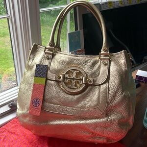 NWT TORY BURCH GOLD AMANDA HOBO BAG PERFECT FOR SUMMER